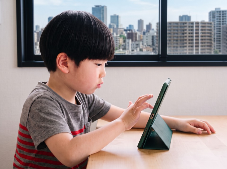 タブレットで学習に集中する男の子